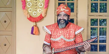 തിരുനാരായണപുരം വാസുദേവന്‍ എന്ന കഥാപാത്രമായി 
സുരേഷ് കാലടി