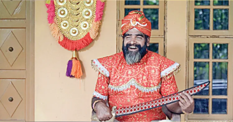 തിരുനാരായണപുരം വാസുദേവന്‍ എന്ന കഥാപാത്രമായി 
സുരേഷ് കാലടി