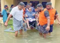 വീട്ടില്‍ വെള്ളം കയറിയതിനെ തുടര്‍ന്ന് ആലപ്പുഴ വെളിയനാട് ബ്ലോക്ക് പഞ്ചായത്ത് പ്രസിഡന്റ് വി.കെ. വേണുഗോപാലിനെ സുരക്ഷിത സ്ഥലത്തേക്ക് മാറ്റുന്നു