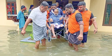 വീട്ടില്‍ വെള്ളം കയറിയതിനെ തുടര്‍ന്ന് ആലപ്പുഴ വെളിയനാട് ബ്ലോക്ക് പഞ്ചായത്ത് പ്രസിഡന്റ് വി.കെ. വേണുഗോപാലിനെ സുരക്ഷിത സ്ഥലത്തേക്ക് മാറ്റുന്നു