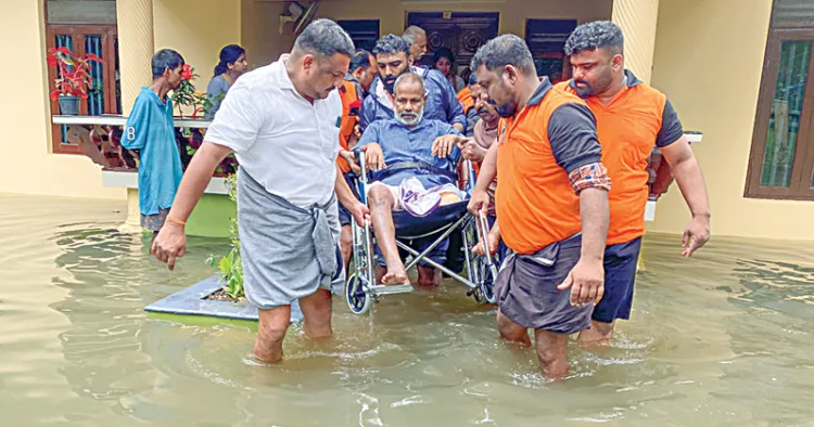 വീട്ടില്‍ വെള്ളം കയറിയതിനെ തുടര്‍ന്ന് ആലപ്പുഴ വെളിയനാട് ബ്ലോക്ക് പഞ്ചായത്ത് പ്രസിഡന്റ് വി.കെ. വേണുഗോപാലിനെ സുരക്ഷിത സ്ഥലത്തേക്ക് മാറ്റുന്നു