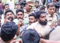 സെനറ്റ് ഹാളിനുമുന്നില്‍ അക്രമത്തിനെത്തിയ എസ്എഫ്‌ഐക്കാര്‍