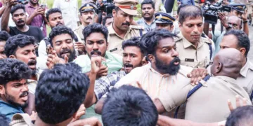 സെനറ്റ് ഹാളിനുമുന്നില്‍ അക്രമത്തിനെത്തിയ എസ്എഫ്‌ഐക്കാര്‍