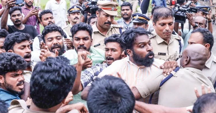 സെനറ്റ് ഹാളിനുമുന്നില്‍ അക്രമത്തിനെത്തിയ എസ്എഫ്‌ഐക്കാര്‍