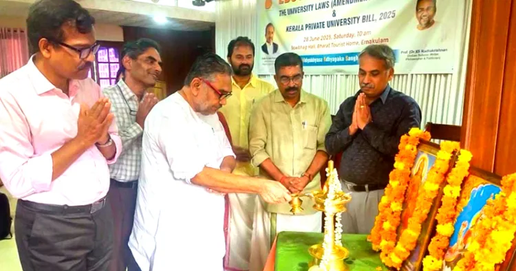 ഉന്നത വിദ്യാഭ്യാസ അദ്ധ്യാപക സംഘം എറണാകുളം ബിടിഎച്ചില്‍ സംഘടിപ്പിച്ച സര്‍വകലാശാല ഭേദഗതി നിയമത്തെക്കുറിച്ചുള്ള സെമിനാര്‍ കാലടി സര്‍വകലാശാല മുന്‍ വൈസ് ചാന്‍സലര്‍ ഡോ. കെ.എസ്. രാധാകൃഷ്ണന്‍ ഉദ്ഘാടനം ചെയ്യുന്നു