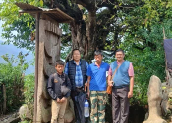 റുസാസോ ഗ്രാമത്തിന്റെ തെക്കന്‍ കവാടത്തില്‍ വൈക്കോ സ്വൂറോയ്‌ക്കൊപ്പം ലേഖകന്‍