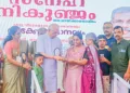സേവാഭാരതി 'സ്‌നേഹനികുഞ്ജം' പദ്ധതിയിലൂടെ നിര്‍മ്മിച്ചു നല്കിയ വീടുകളൊന്നിന്റെ താക്കോല്‍ ഗവര്‍ണര്‍ രാജേന്ദ്ര വിശ്വനാഥ ആര്‍ലേക്കര്‍ പരുത്തപ്പാറ പി.ജി. ദിനേശനും കുടുംബത്തിനും കൈമാറുന്നു. ആര്‍എസ്എസ് ദക്ഷിണ കേരള പ്രാന്തപ്രചാരക് എസ്. സുദര്‍ശന്‍, വാഴൂര്‍ തീര്‍ത്ഥപാദാശ്രമം കാര്യദര്‍ശി സ്വാമി ഗരുഡധ്വജാനന്ദ തീര്‍ത്ഥപാദര്‍, സേവാഭാരതി ജില്ലാ പ്രസിഡന്റ് അഡ്വ. രശ്മി ശരത്, ദേശീയ സേവാഭാരതി സംസ്ഥാന അദ്ധ്യക്ഷന്‍ ഡോ. രഞ്ജിത് വിജയഹരി, ഇന്‍ഫോസിസ് തിരുവനന്തപുരം മേഖലാ വൈസ് പ്രസിഡന്റ് സുനില്‍ ജോസ് എന്നിവര്‍ സമീപം