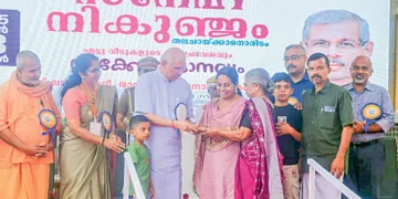 സേവാഭാരതി 'സ്‌നേഹനികുഞ്ജം' പദ്ധതിയിലൂടെ നിര്‍മ്മിച്ചു നല്കിയ വീടുകളൊന്നിന്റെ താക്കോല്‍ ഗവര്‍ണര്‍ രാജേന്ദ്ര വിശ്വനാഥ ആര്‍ലേക്കര്‍ പരുത്തപ്പാറ പി.ജി. ദിനേശനും കുടുംബത്തിനും കൈമാറുന്നു. ആര്‍എസ്എസ് ദക്ഷിണ കേരള പ്രാന്തപ്രചാരക് എസ്. സുദര്‍ശന്‍, വാഴൂര്‍ തീര്‍ത്ഥപാദാശ്രമം കാര്യദര്‍ശി സ്വാമി ഗരുഡധ്വജാനന്ദ തീര്‍ത്ഥപാദര്‍, സേവാഭാരതി ജില്ലാ പ്രസിഡന്റ് അഡ്വ. രശ്മി ശരത്, ദേശീയ സേവാഭാരതി സംസ്ഥാന അദ്ധ്യക്ഷന്‍ ഡോ. രഞ്ജിത് വിജയഹരി, ഇന്‍ഫോസിസ് തിരുവനന്തപുരം മേഖലാ വൈസ് പ്രസിഡന്റ് സുനില്‍ ജോസ് എന്നിവര്‍ സമീപം