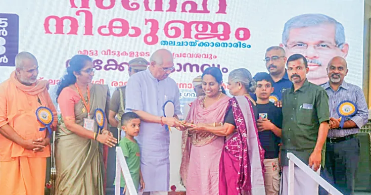 സേവാഭാരതി 'സ്‌നേഹനികുഞ്ജം' പദ്ധതിയിലൂടെ നിര്‍മ്മിച്ചു നല്കിയ വീടുകളൊന്നിന്റെ താക്കോല്‍ ഗവര്‍ണര്‍ രാജേന്ദ്ര വിശ്വനാഥ ആര്‍ലേക്കര്‍ പരുത്തപ്പാറ പി.ജി. ദിനേശനും കുടുംബത്തിനും കൈമാറുന്നു. ആര്‍എസ്എസ് ദക്ഷിണ കേരള പ്രാന്തപ്രചാരക് എസ്. സുദര്‍ശന്‍, വാഴൂര്‍ തീര്‍ത്ഥപാദാശ്രമം കാര്യദര്‍ശി സ്വാമി ഗരുഡധ്വജാനന്ദ തീര്‍ത്ഥപാദര്‍, സേവാഭാരതി ജില്ലാ പ്രസിഡന്റ് അഡ്വ. രശ്മി ശരത്, ദേശീയ സേവാഭാരതി സംസ്ഥാന അദ്ധ്യക്ഷന്‍ ഡോ. രഞ്ജിത് വിജയഹരി, ഇന്‍ഫോസിസ് തിരുവനന്തപുരം മേഖലാ വൈസ് പ്രസിഡന്റ് സുനില്‍ ജോസ് എന്നിവര്‍ സമീപം