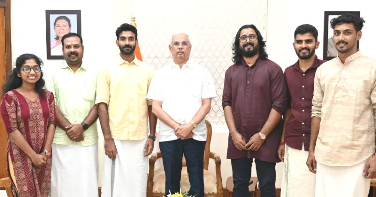 ഗവര്‍ണര്‍ രാജേന്ദ്ര വിശ്വനാഥ് ആര്‍ലേക്കര്‍ക്ക് എബിവിപി സംഘം നിവേദനം നല്‍കുന്നു