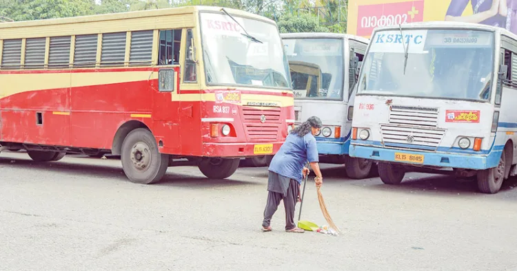 നമുക്കെന്ത് പണിമുടക്ക്... കൊട്ടാരക്കര കെഎസ്ആര്‍ടിസി ഡിപ്പോയില്‍ പണിമുടക്ക് ദിവസം ബസുകള്‍ ഓടാതിരിക്കുമ്പോഴും ശുചീകരണ പ്രവര്‍ത്തിയില്‍ ഏര്‍പ്പെട്ടിരിക്കുന്ന തൊഴിലാളി