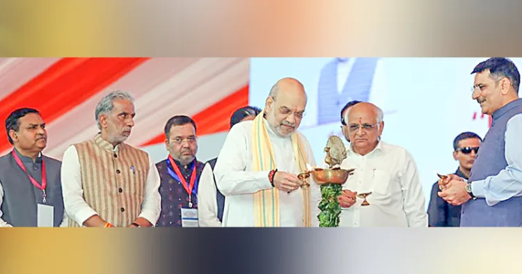 രാജ്യത്തെ ആദ്യ സഹകരണ സര്‍വകലാശാലയ്ക്ക് കേന്ദ്ര സഹകരണമന്ത്രി അമിത് ഷാ നിലവിളക്ക് കൊളുത്തി തുടക്കം കുറിക്കുന്നു. ഗുജറാത്ത് മുഖ്യമന്ത്രി ഭൂപേന്ദ പട്ടേല്‍ സമീപം