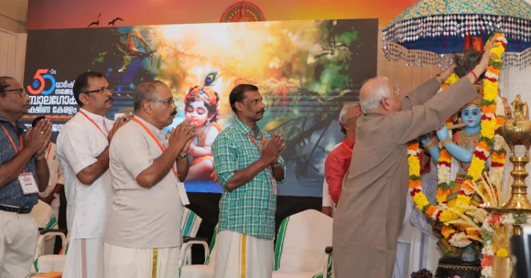 ബാലഗോകുലം ദക്ഷിണകേരളം സുവർണ്ണജയന്തി സമ്മേളനത്തിന്റെ പൊതുസഭയിൽ കേരള ഗവർണ്ണർ രാജേന്ദ്ര വിശ്വനാഥ ആർലേക്കർ ശ്രീകൃഷ്ണ വിഗ്രഹത്തിൽ മാലചാർത്തി ഉദ്‌ഘാടനം ചെയ്യുന്നു