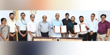കോട്ടക്കല്‍ ആര്യവൈദ്യശാലയും ദല്‍ഹി ഓള്‍ ഇന്ത്യ ഇന്‍സ്റ്റിറ്റ്യൂട്ട് ഓഫ് മെഡിക്കല്‍ സയന്‍സും  സംയുക്ത ഗവേഷണത്തിനായുള്ള ധാരണാപത്രം ആര്യവൈദ്യശാല മാനേജിങ് ട്രസ്റ്റി ഡോ. പി.എം. വാരിയര്‍, എയിംസ് ന്യൂദല്‍ഹിയിലെ അഡിഷണല്‍ പ്രൊഫ. ഡോ. ദിനു എസ്. ചന്ദ്രന്‍ എന്നിവര്‍ തമ്മില്‍ കൈമാറുന്നു