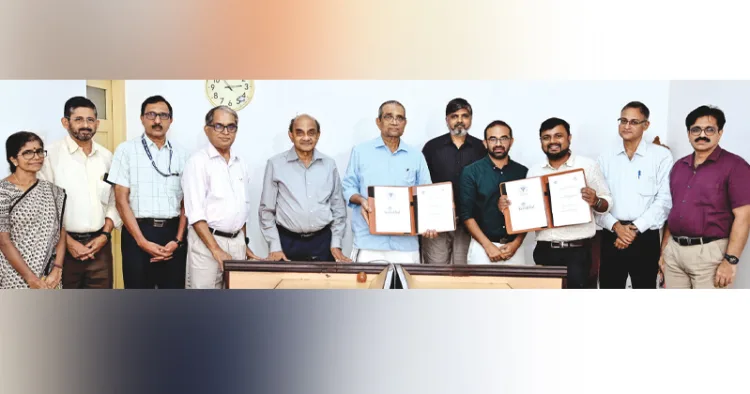 കോട്ടക്കല്‍ ആര്യവൈദ്യശാലയും ദല്‍ഹി ഓള്‍ ഇന്ത്യ ഇന്‍സ്റ്റിറ്റ്യൂട്ട് ഓഫ് മെഡിക്കല്‍ സയന്‍സും  സംയുക്ത ഗവേഷണത്തിനായുള്ള ധാരണാപത്രം ആര്യവൈദ്യശാല മാനേജിങ് ട്രസ്റ്റി ഡോ. പി.എം. വാരിയര്‍, എയിംസ് ന്യൂദല്‍ഹിയിലെ അഡിഷണല്‍ പ്രൊഫ. ഡോ. ദിനു എസ്. ചന്ദ്രന്‍ എന്നിവര്‍ തമ്മില്‍ കൈമാറുന്നു