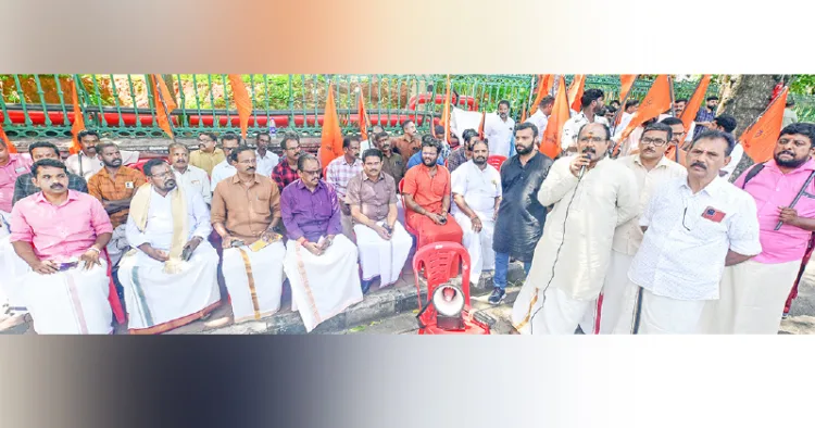 ബജ്‌റംഗ്ദളിന്റെ ആഭിമുഖ്യത്തില്‍ സെക്രട്ടേറിയറ്റ് നടയില്‍ നടത്തിയ ധര്‍ണ ക്ഷേത്രീയ സംയോജക് ജിജേഷ് പട്ടേരി ഉദ്ഘാടനം ചെയ്യുന്നു