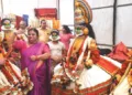 കലാമണ്ഡലം വൈക്കം കരുണാകരന്‍ സ്മാരക കഥകളി വിദ്യാലയം ചങ്ങമ്പുഴ പാര്‍ക്കില്‍ അവതരിപ്പിച്ച ഭീമം കരുണാകരം കഥകളി മഹോത്സവത്തിന് ഒരുങ്ങുന്ന ഭീമ വേഷധാരികള്‍ക്ക് അവസാനവട്ട നിര്‍ദേശം നല്‍കുന്ന ഗുരു രഞ്ജിനി സുരേഷ്
