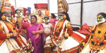 കലാമണ്ഡലം വൈക്കം കരുണാകരന്‍ സ്മാരക കഥകളി വിദ്യാലയം ചങ്ങമ്പുഴ പാര്‍ക്കില്‍ അവതരിപ്പിച്ച ഭീമം കരുണാകരം കഥകളി മഹോത്സവത്തിന് ഒരുങ്ങുന്ന ഭീമ വേഷധാരികള്‍ക്ക് അവസാനവട്ട നിര്‍ദേശം നല്‍കുന്ന ഗുരു രഞ്ജിനി സുരേഷ്