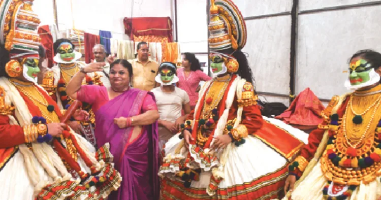 കലാമണ്ഡലം വൈക്കം കരുണാകരന്‍ സ്മാരക കഥകളി വിദ്യാലയം ചങ്ങമ്പുഴ പാര്‍ക്കില്‍ അവതരിപ്പിച്ച ഭീമം കരുണാകരം കഥകളി മഹോത്സവത്തിന് ഒരുങ്ങുന്ന ഭീമ വേഷധാരികള്‍ക്ക് അവസാനവട്ട നിര്‍ദേശം നല്‍കുന്ന ഗുരു രഞ്ജിനി സുരേഷ്