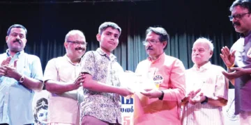 ബാലഗോകുലം ദല്‍ഹി എന്‍സിആര്‍ സംസ്ഥാന വാര്‍ഷികസമ്മേളനത്തില്‍വെച്ച് വിവിധ പരീക്ഷകളില്‍ ഉന്നതവിജയം നേടിയവരെ കേന്ദ്രസഹമന്ത്രി ഹര്‍ഷ് മല്‍ഹോത്ര അനുമോദിച്ചപ്പോള്‍. ഡോ. രമേശ്നമ്പ്യാര്‍, വി. ഹരികുമാര്‍, എന്‍. വേണുഗോപാല്‍, ബാബു പണിക്കര്‍ എന്നിവര്‍ സമീപം