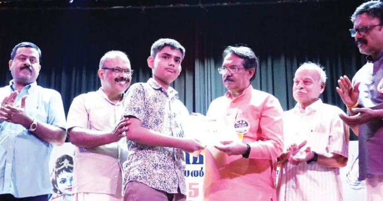 ബാലഗോകുലം ദല്‍ഹി എന്‍സിആര്‍ സംസ്ഥാന വാര്‍ഷികസമ്മേളനത്തില്‍വെച്ച് വിവിധ പരീക്ഷകളില്‍ ഉന്നതവിജയം നേടിയവരെ കേന്ദ്രസഹമന്ത്രി ഹര്‍ഷ് മല്‍ഹോത്ര അനുമോദിച്ചപ്പോള്‍. ഡോ. രമേശ്നമ്പ്യാര്‍, വി. ഹരികുമാര്‍, എന്‍. വേണുഗോപാല്‍, ബാബു പണിക്കര്‍ എന്നിവര്‍ സമീപം