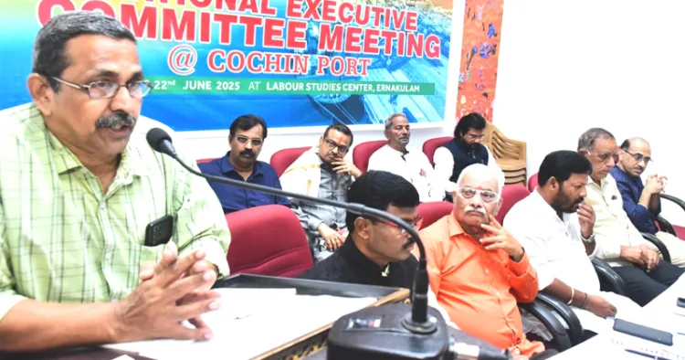 എറണാകുളത്ത് നടന്ന ഭാരതീയ പോര്‍ട്ട് ആന്‍ഡ് ഡോക്ക് മസ്ദൂര്‍ മഹാസംഘിന്റെ ദേശിയ നിര്‍വാഹക സമിതി യോഗം കെ.കെ. വിജയകുമാര്‍ ഉദ്ഘാടനം ചെയ്യുന്നു. സതീഷ് ഹൊന്നക്കാട്ടെ, ശ്രീകാന്ത്റോയ്, സതീഷ് ആര്‍. പൈ, സുരേഷ് കെ. പട്ടീല്‍, ചന്ദ്രകാന്ത് ധുമല്‍ തുടങ്ങിയവര്‍ സമീപം