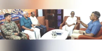 മദ്രാസ് രജിമെന്റല്‍ സെന്റര്‍ കമാണ്ടന്റ് ബ്രിഗേഡിയര്‍ കൃഷ്‌ണേന്ദു ദാസ് ഭാരതീയ വിചാരകേന്ദ്രം ആസ്ഥാനമായ സംസ്‌കൃതി ഭവന്‍ സന്ദര്‍ശിച്ചപ്പോള്‍. ഭാരതീയ വിചാരകേന്ദ്രം ഡയറക്ടര്‍ ആര്‍. സഞ്ജയന്‍ സമീപം