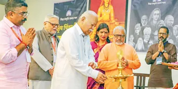 പിറവം ചിന്മയ ആദിശങ്കരനിലയത്തില്‍ ദേശീയ വിദ്യാഭ്യാസ ചിന്തന്‍ ബൈഠക്ക് സര്‍സംഘചാലക് ഡോ. മോഹന്‍ ഭാഗവത് ഉദ്ഘാടനം ചെയ്യുന്നു. ശിക്ഷാ സംസ്‌കൃതി ഉത്ഥാന്‍ ന്യാസ് ദേശീയ സംയോജകന്‍ എ. വിനോദ്, ദേശീയ ജനറല്‍ സെക്രട്ടറി അതുല്‍ കോത്താരി, സ്വാമി വിവിക്താനന്ദ, ഡോ. പങ്കജ് മിത്തല്‍, ഡോ. സുദര്‍ശന്‍ സമീപം