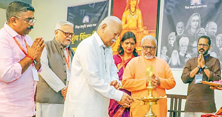 പിറവം ചിന്മയ ആദിശങ്കരനിലയത്തില്‍ ദേശീയ വിദ്യാഭ്യാസ ചിന്തന്‍ ബൈഠക്ക് സര്‍സംഘചാലക് ഡോ. മോഹന്‍ ഭാഗവത് ഉദ്ഘാടനം ചെയ്യുന്നു. ശിക്ഷാ സംസ്‌കൃതി ഉത്ഥാന്‍ ന്യാസ് ദേശീയ സംയോജകന്‍ എ. വിനോദ്, ദേശീയ ജനറല്‍ സെക്രട്ടറി അതുല്‍ കോത്താരി, സ്വാമി വിവിക്താനന്ദ, ഡോ. പങ്കജ് മിത്തല്‍, ഡോ. സുദര്‍ശന്‍ സമീപം