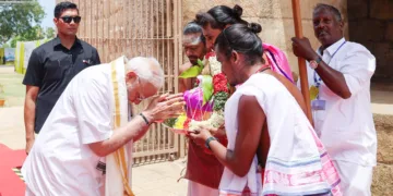 ഗംഗൈകൊണ്ട ചോളപുരം ക്ഷേത്രത്തില്‍ പ്രധാനമന്ത്രി നരേന്ദ്രമോദി പ്രാര്‍ത്ഥിക്കുന്നു