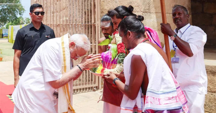 ഗംഗൈകൊണ്ട ചോളപുരം ക്ഷേത്രത്തില്‍ പ്രധാനമന്ത്രി നരേന്ദ്രമോദി പ്രാര്‍ത്ഥിക്കുന്നു