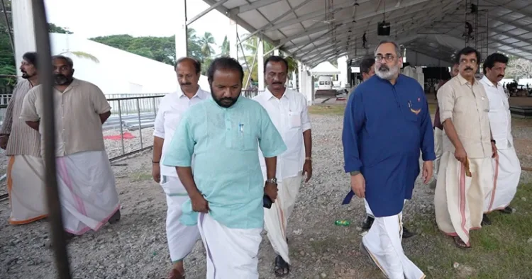 ബിജെപി സംസ്ഥാന അധ്യക്ഷൻ ശ്രീ രാജീവ് ചന്ദ്രശേഖർ മറ്റ് മുതിർന്ന ബിജെപി നേതാക്കളോടൊപ്പം പുത്തരിക്കണ്ടം മൈതാനിയിൽ ബിജെപിയുടെ വാർഡ് തല നേതൃസംഗമം നടക്കുന്ന വേദിയുടെ അവസാനഘട്ട തയ്യാറെടുപ്പുകൾ പരിശോധിക്കുന്നു