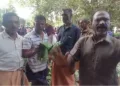  വെറ്റില യ്ക്ക് വില ലഭിക്കാത്ത തിനെ തുടർന്ന് കലയ പുരം ചന്തയിൽ 7500 ഓളം വെറ്റില കെട്ട് കൂട്ടിയിട്ട് ഡീസൽ ഒഴിച്ച് കർഷകർ പ്രതിഷേധിക്കുന്നു
