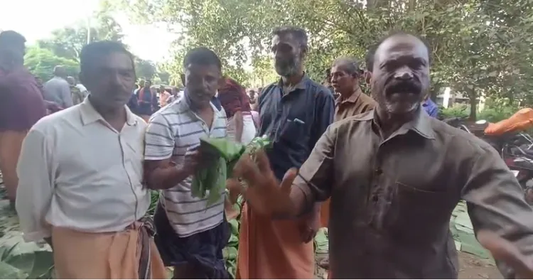  വെറ്റില യ്ക്ക് വില ലഭിക്കാത്ത തിനെ തുടർന്ന് കലയ പുരം ചന്തയിൽ 7500 ഓളം വെറ്റില കെട്ട് കൂട്ടിയിട്ട് ഡീസൽ ഒഴിച്ച് കർഷകർ പ്രതിഷേധിക്കുന്നു