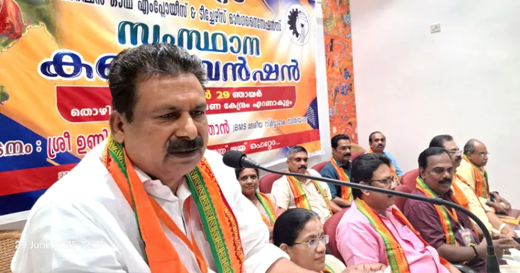 എറണാകുളം ബിഎംഎസ് തൊഴിലാളി പഠന ഗവേഷണ കേന്ദ്രത്തില്‍ നടന്ന ഫെറ്റോ സംസ്ഥാന കണ്‍വെന്‍ഷന്‍ ബിഎംഎസ് ദേശീയ നിര്‍വാഹക സമിതി അംഗം ഉണ്ണികൃഷ്ണന്‍ ഉണ്ണിത്താന്‍ ഉദ്ഘാടനം ചെയ്യുന്നു