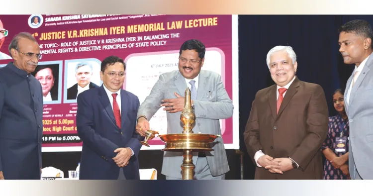 ജസ്റ്റിസ് വി.ആര്. കൃഷ്ണയ്യര് മെമ്മോറിയല് നിയമ പ്രഭാഷണ ചടങ്ങ് സുപ്രീംകോടതി ചീഫ് ജസ്റ്റിസ് ബി.ആര്. ഗവായ് ഉദ്ഘാടനം ചെയ്യുന്നു. എസ്കെഎസ് ഫൗണ്ടേഷന് ഫോര് ലോ ആന്ഡ് ജസ്റ്റിസ് പ്രസിഡന്റ് ജസ്റ്റിസ് ബാലകൃഷ്ണന് നായര്, കേരള ഹൈക്കോടതി ചീഫ് ജസ്റ്റിസ് നിതിന് ജാംദാര്, ജസ്റ്റിസ് ദേവന് രാമചന്ദ്രന്, ഫൗണ്ടേഷന് സെക്രട്ടറി അഡ്വ. സനന്ദ് രാമകൃഷ്ണന് സമീപം