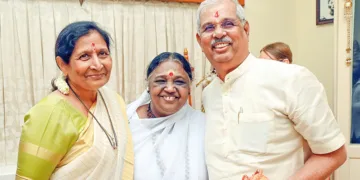 കൊല്ലം വള്ളിക്കാവ് അമൃതപുരിയിലെത്തിയ ഗവര്‍ണര്‍ രാജേന്ദ്ര വിശ്വനാഥ ആര്‍ലേക്കറും ഭാര്യ അനഘയും മാതാ അമൃതാനന്ദമയി ദേവീക്കൊപ്പം