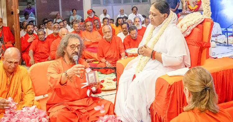 അമൃതപുരി ആശ്രമത്തില്‍ മഠം വൈസ് ചെയര്‍മാന്‍ അമൃതസ്വരൂപാനന്ദപുരി മാതാ അമൃതാനന്ദമയി ദേവിക്ക് ഗുരു പാദപൂജ ചെയ്യുന്നു