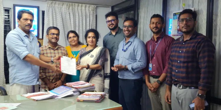 ഗുരുവായൂർ ക്ഷേത്രത്തിലേക്കുള്ള സംഭാവനകൾ ഡിജിറ്റലായി നൽകാവുന്ന പുതിയ സൗകര്യത്തിന്റെ ഉടമ്പടിപത്രം ഫെഡറൽ ബാങ്ക് ഗവർമെന്റ് ബിസിനസ് സൗത്ത് ഹെഡ് കവിത കെ നായർ ഗുരുവായൂർ ദേവസ്വം മുൻ അഡ്മിനിസ്ട്രേറ്ററായ കെ പി വിനയന് കൈമാറുന്നു. ദേവസ്വം ചീഫ് ഫിനാൻസ് ആൻഡ് അക്കൗണ്ട് ഓഫീസർ സജിത്ത് കെ പി, എസ്റ്റാബ്ലിഷ്മെന്റ് സ്റ്റാഫ് അപർണ, ഫെഡറൽ ബാങ്ക് ഗവർമെന്റ് ബിസിനസ് കേരളാ ഹെഡ് അനീസ് അഹമ്മദ്, ബാങ്കിന്റെ ഗുരുവായൂർ ശാഖാ മാനേജർ അഭിലാഷ് എം ജെ, ദീപക് ഡെന്നി എന്നിവർ സമീപം