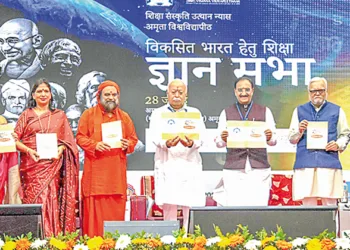 എറണാകുളത്ത് ശിക്ഷ സംസ്‌കൃതി ഉത്ഥാന്‍ ന്യാസ് സംഘടിപ്പിച്ച ജ്ഞാന സഭയില്‍ ഡോ. സവിത സെങ്കര്‍, ഡോ. പങ്കജ്മിത്തല്‍, സ്വാമി പൂര്‍ണാമൃതാനന്ദപുരി, ആര്‍എസ്എസ് സര്‍സംഘചാലക് ഡോ. മോഹന്‍ ഭാഗവത്, മുന്‍ കേന്ദ്രമന്ത്രി രമേശ് പൊഖ്രിയാല്‍ നിശാങ്ക്, ഡോ. അതുല്‍ കോത്താരി, എ. വിനോദ് എന്നിവര്‍ ചേര്‍ന്ന് വിദ്യാഭ്യാസ മാര്‍ഗരേഖ പ്രകാശിപ്പിക്കുന്നു