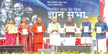 എറണാകുളത്ത് ശിക്ഷ സംസ്‌കൃതി ഉത്ഥാന്‍ ന്യാസ് സംഘടിപ്പിച്ച ജ്ഞാന സഭയില്‍ ഡോ. സവിത സെങ്കര്‍, ഡോ. പങ്കജ്മിത്തല്‍, സ്വാമി പൂര്‍ണാമൃതാനന്ദപുരി, ആര്‍എസ്എസ് സര്‍സംഘചാലക് ഡോ. മോഹന്‍ ഭാഗവത്, മുന്‍ കേന്ദ്രമന്ത്രി രമേശ് പൊഖ്രിയാല്‍ നിശാങ്ക്, ഡോ. അതുല്‍ കോത്താരി, എ. വിനോദ് എന്നിവര്‍ ചേര്‍ന്ന് വിദ്യാഭ്യാസ മാര്‍ഗരേഖ പ്രകാശിപ്പിക്കുന്നു