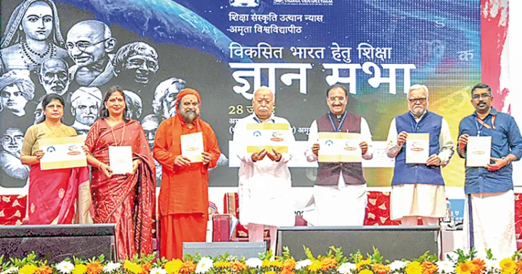 എറണാകുളത്ത് ശിക്ഷ സംസ്‌കൃതി ഉത്ഥാന്‍ ന്യാസ് സംഘടിപ്പിച്ച ജ്ഞാന സഭയില്‍ ഡോ. സവിത സെങ്കര്‍, ഡോ. പങ്കജ്മിത്തല്‍, സ്വാമി പൂര്‍ണാമൃതാനന്ദപുരി, ആര്‍എസ്എസ് സര്‍സംഘചാലക് ഡോ. മോഹന്‍ ഭാഗവത്, മുന്‍ കേന്ദ്രമന്ത്രി രമേശ് പൊഖ്രിയാല്‍ നിശാങ്ക്, ഡോ. അതുല്‍ കോത്താരി, എ. വിനോദ് എന്നിവര്‍ ചേര്‍ന്ന് വിദ്യാഭ്യാസ മാര്‍ഗരേഖ പ്രകാശിപ്പിക്കുന്നു