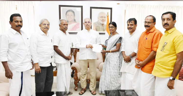 എസ്‌സി/എസ്ടി വിദ്യാര്‍ത്ഥികള്‍ക്കുള്ള ഫണ്ട് വകമാറ്റിയ സംഭവത്തില്‍ അടിയന്തര നടപടി സ്വീകരിക്കാന്‍ സംസ്ഥാന സര്‍ക്കാരിനോട് ശിപാര്‍ശ ചെയ്യണമെന്നാവശ്യപ്പെട്ട് ഹിന്ദുഐക്യവേദി നേതാക്കള്‍ ഗവര്‍ണര്‍ രാജേന്ദ്ര വിശ്വനാഥ് ആര്‍ലേക്കറിന് നിവേദനം നല്‍കുന്നു