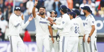 ഇംഗ്ലണ്ടിനെതിരെ അഞ്ച് വിക്കറ്റ് നേട്ടം കൈവരിച്ച ഭാരത ബൗളര്‍ ആകാശ് ദീപിനെ സഹതാരങ്ങള്‍ അഭിനന്ദിക്കാന്‍ ഓടിയടുത്തപ്പോള്‍
