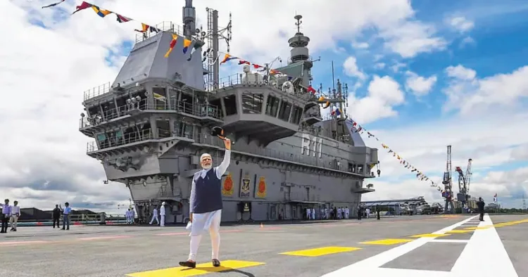 ഐഎന്‍എസ് വിക്രാന്തില്‍ നരേന്ദ്രമോദി