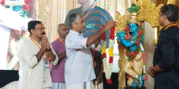 ബാലഗോകുലം ഉത്തര കേരളം  50ാം വാർഷിക സമ്മേളനം പ്രവർത്തകസമിതി ശിബിരം ശ്രീകൃഷ്ണ വിഗ്രഹത്തിൽ മാലചാർത്തി മുൻ ഡി.ജി. പി  ശ്രീ ജേക്കബ് തോമസ് ഐ.പി. എസ്  ഉദ്ഘാടനം ചെയ്യുന്നു.