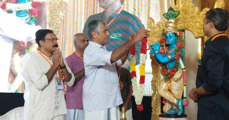 ബാലഗോകുലം ഉത്തര കേരളം  50ാം വാർഷിക സമ്മേളനം പ്രവർത്തകസമിതി ശിബിരം ശ്രീകൃഷ്ണ വിഗ്രഹത്തിൽ മാലചാർത്തി മുൻ ഡി.ജി. പി  ശ്രീ ജേക്കബ് തോമസ് ഐ.പി. എസ്  ഉദ്ഘാടനം ചെയ്യുന്നു.