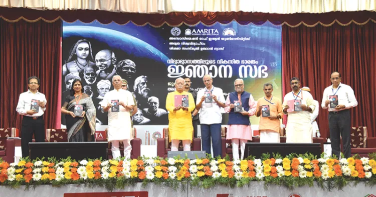 ഡോ. എം. മോഹന്‍ദാസ് രചിച്ച് കുരുക്ഷേത്ര പ്രകാശന്‍ പ്രസിദ്ധീകരിക്കുന്ന ഏകാത്മമാനവദര്‍ശന്‍ ആന്‍ഡ് ഡെവലപ്പ്‌മെന്റ് എന്ന പുസ്തക പ്രകാശന ചടങ്ങില്‍ നിന്ന്‌