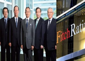 സുമിടോമോ മിത് സൂയി ഫിനാന്‍ഷ്യല്‍ ഗ്രൂപ്പിന് പിന്നിലെ ജപ്പാന്‍ ഡയറക്ടര്‍മാര്‍ (ഇടത്ത്) ഫിച്ച് റേറ്റിംഗ്സ് (വലത്ത്)