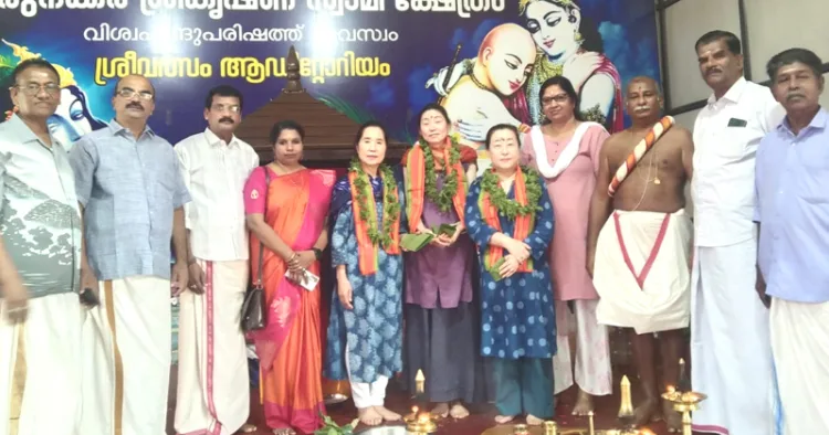 ജപ്പാന് സ്വദേശിനികളായ ജുങ്കോ, കോക്കോ, നിയാക്കോ എന്നിവര് കോട്ടയം തിരുനക്കര ശ്രീകൃഷ്ണസ്വാമി ക്ഷേത്രത്തിലെത്തി ഹിന്ദുമതം സ്വീകരിച്ചപ്പോള്